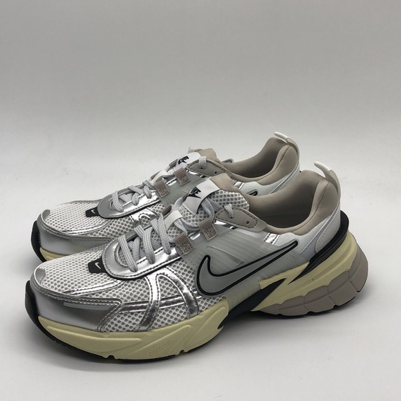 New Nike Wmns V2K Run Summit White Metallic Silver Casual Shoes FD0736-100 NWOB - Picture 4 of 5
